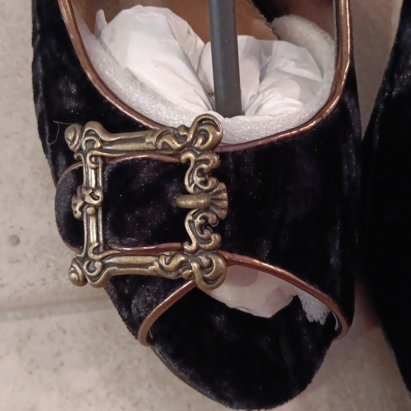 NIB Chinese Laundry black velvet gold heels 8 vintage-style buckle Jolin - Picture 8 of 10